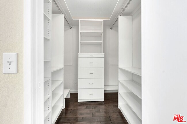 Building Photo - 26572 Academy Dr