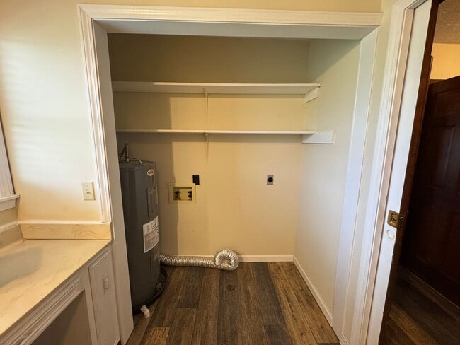 Building Photo - Prime Location! 3 Bed Home on Highway to M...