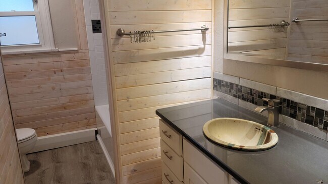 Building Photo - 3 Bed, 3 Bath with Downstairs Kitchenette ...