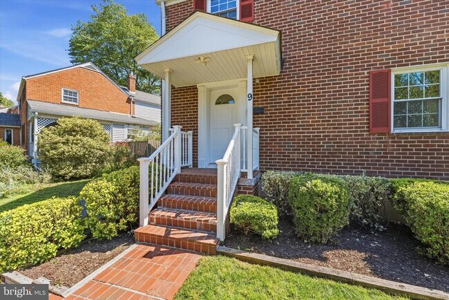 Building Photo - 9 N Greenbrier St