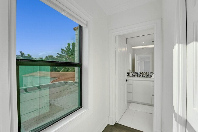 Building Photo - 614 Poinciana Dr