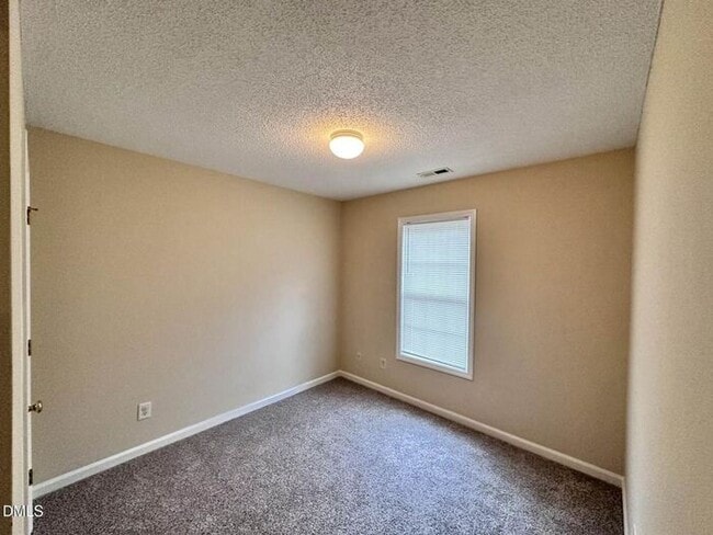 Building Photo - Lovely 3 bedroom 2.5 Bath Townhome