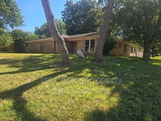 Building Photo - 1911 Green Meadow Ct