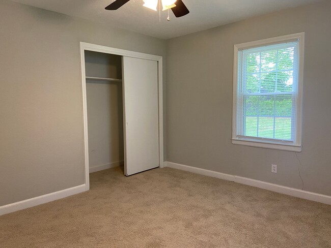 Building Photo - 2 Bedroom, 1 Bathroom House in High Point!