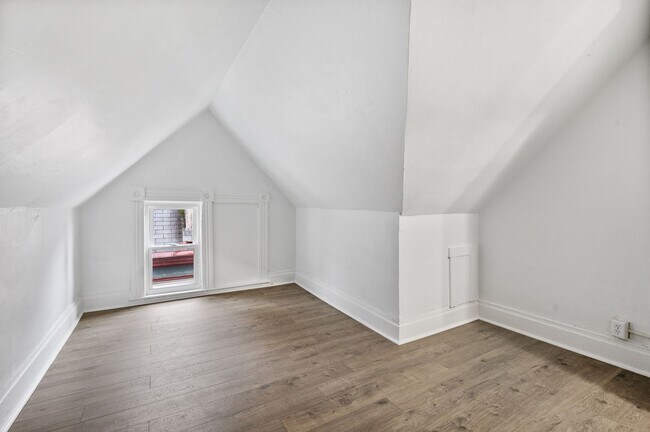 Building Photo - Spacious 3 Bed, 1 Bath Apartment in Garfie...