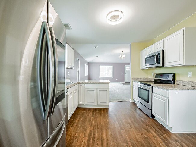 Building Photo - Lake Living at Its Finest in Keego Harbor!