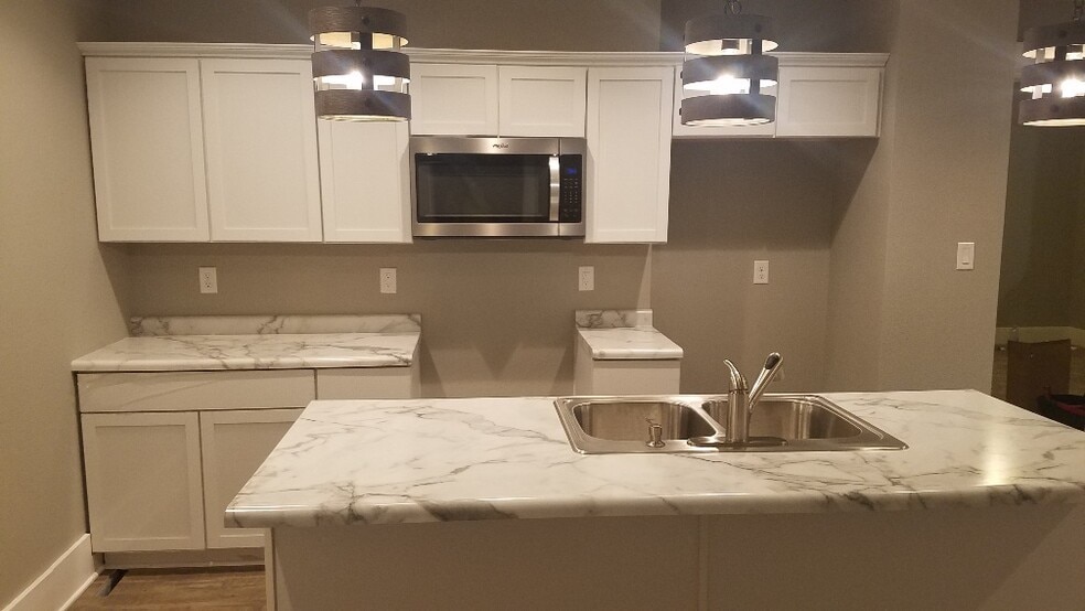 Building Photo - 312 SW Pleasant St