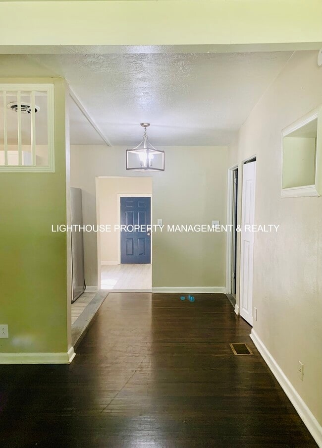 Building Photo - Huge 4 Bedroom Home With Sunroom And Garage