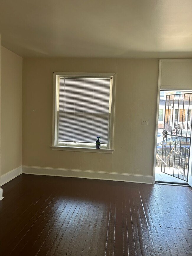 Building Photo - Germantown 2BR w/porch and yard