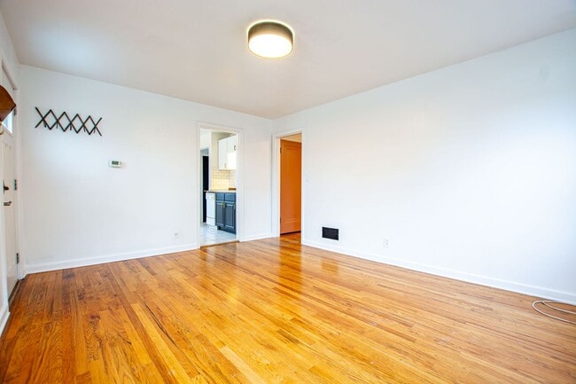 Building Photo - Adorable 2 Bedroom / 2 Bath Home in Aksarben with Washer/Dryer and Fenced Backyard!