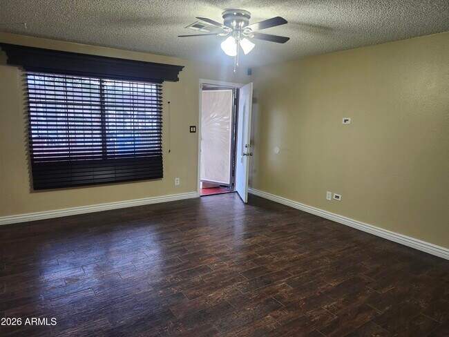 Building Photo - 5025 W Vernon Ave