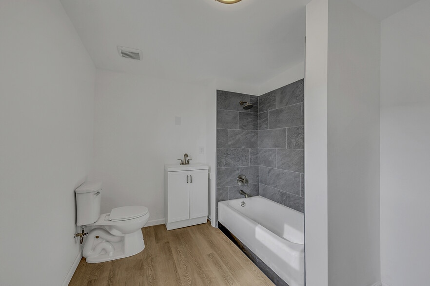 Building Photo - 834 Marcy Ave