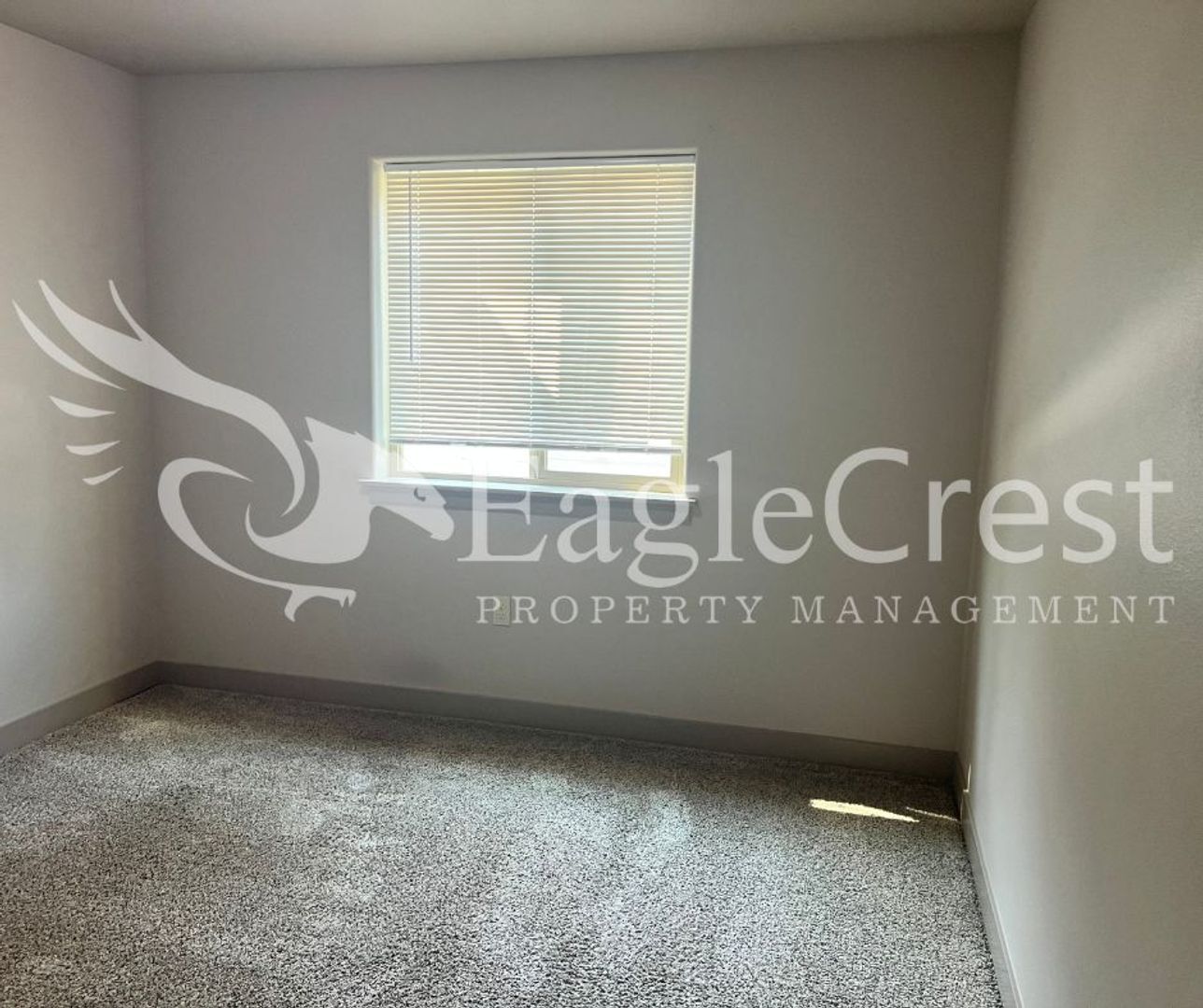 Building Photo - Two Bedroom, One and a Half Bathroom Unit