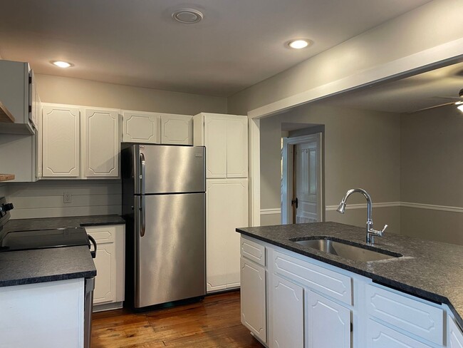 Building Photo - Charming & Spacious 3-Bedroom Home in the ...