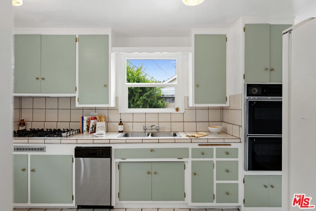 Building Photo - 22736 Cantlay St