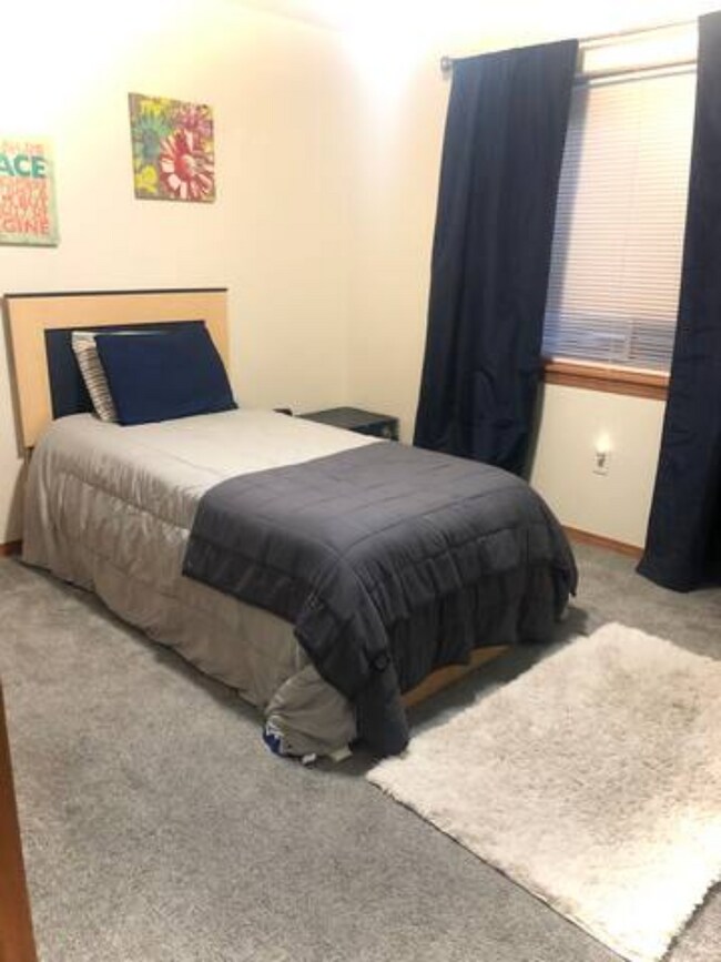 bedroom 2 - 5468 Plumstead Dr