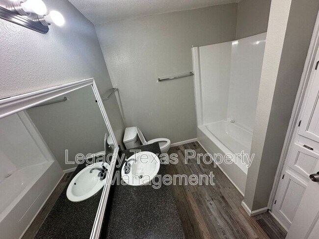 Building Photo - 1608 Sun Valley Dr