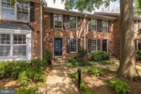 Building Photo - 2440 S Walter Reed Dr