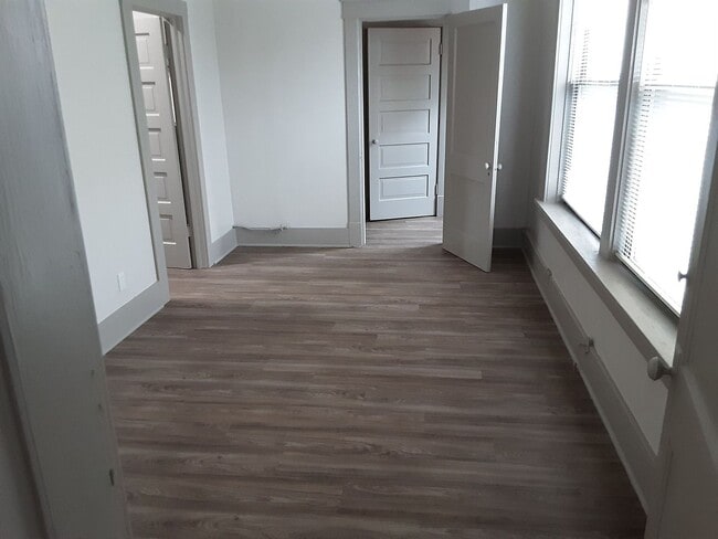 Building Photo - 847 1/2 Massachusetts