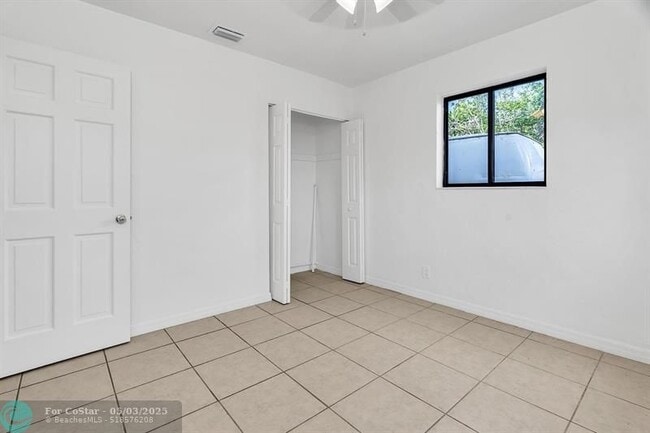 Building Photo - 4932 SW 12th St