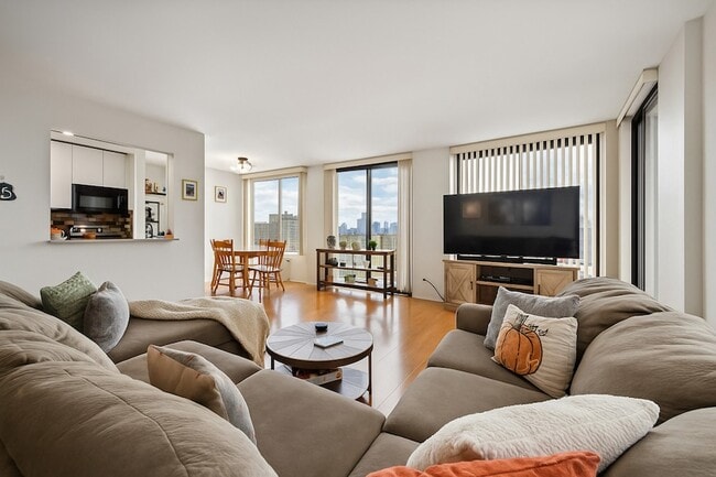 Building Photo - 345 W Fullerton Pkwy