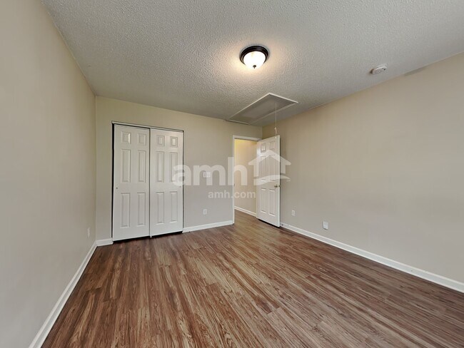 Building Photo - 3087 Canterbury Park Dr