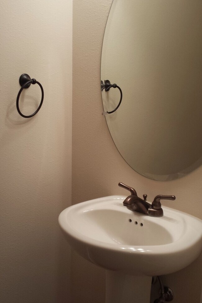 Building Photo - Spacious & Beautiful Home in Great Locatio...