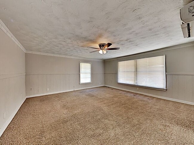 Building Photo - No Application Fee* Plus $250 Off First 2 ...