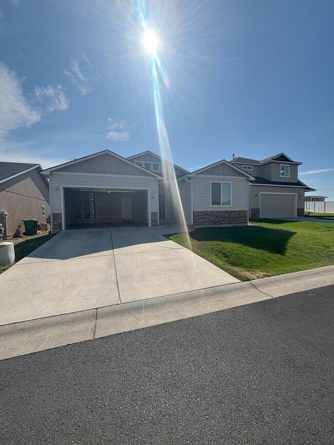Primary Photo - Beautifully Maintained 3-Bed, 2-Bath Home ...