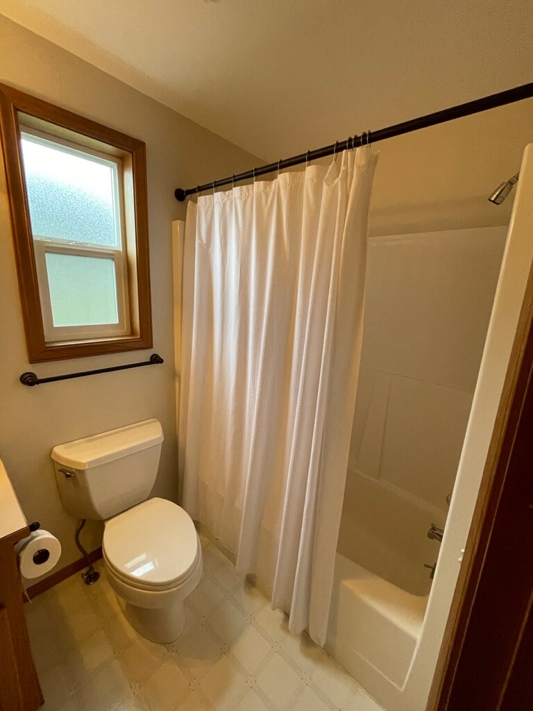 2nd Bath/Shared - 3921 Magrath Rd