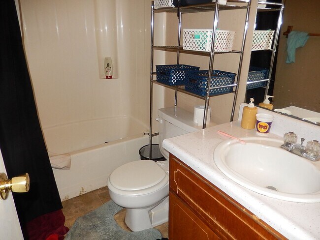 Building Photo - LOVELY 2/2 w/ Stainless Steel Appliances, No Carpet, & Large Privacy Fenced Yard! Mins from FSU/T...