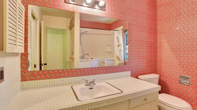 Building Photo - Spacious split level condo