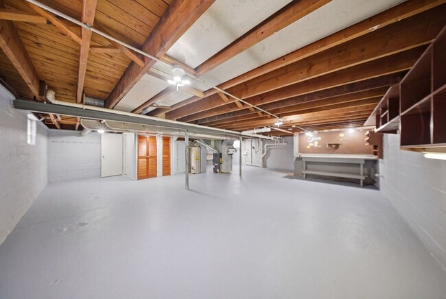 Building Photo - 1115 Kelly Ave