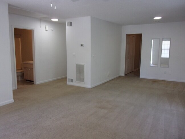 Building Photo - 2 Bedroom 2 Bath Duplex near Cherry Park