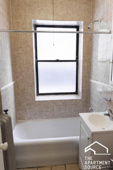 Building Photo - 540 W Briar Pl