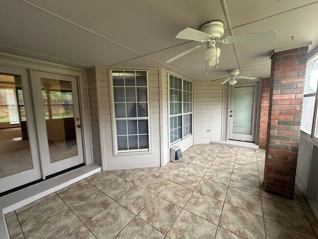 Building Photo - 4 Bed, 2.5 Bath Brick home with 2 car garage