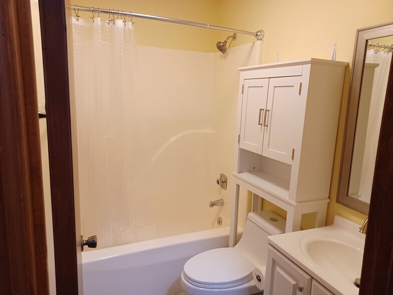 Hall full bathroom - 21 Jade Ln