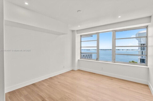 Building Photo - 1430 Brickell Bay Dr
