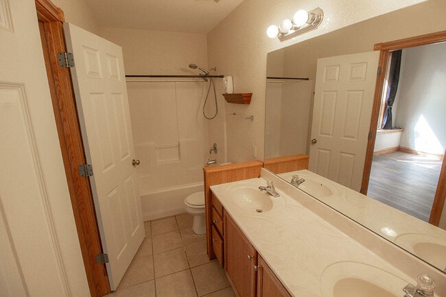 Building Photo - 1420 Bradford Dr