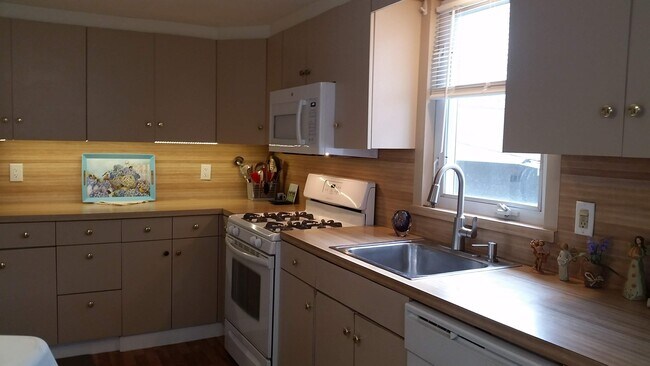 Good amount of counter space - 776 Union St