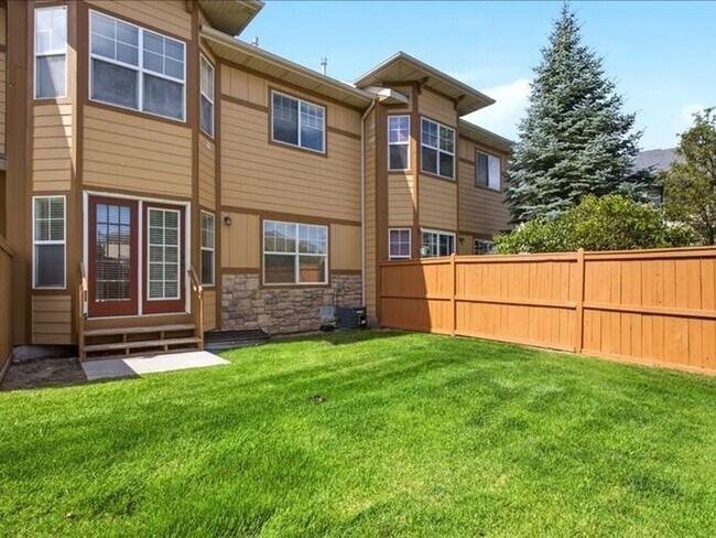Building Photo - DRAPER  BEAUTIFUL 3 BED 2.5 BATH TOWNHOME