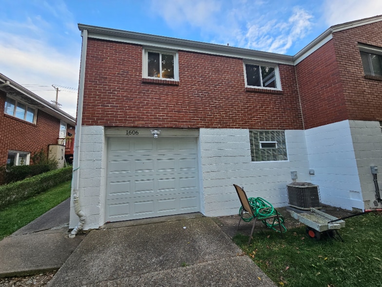 Building Photo - 1606 Greentree Rd