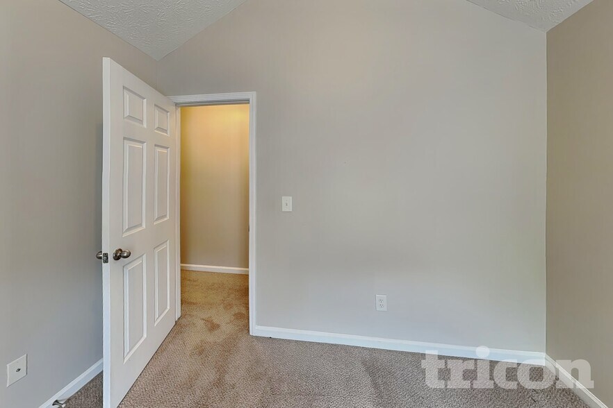 Building Photo - 9598 Lakeview Cir