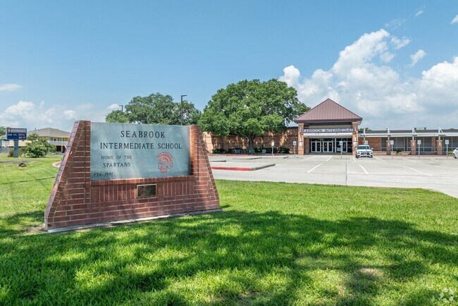 Building Photo - 1705 Bayway Dr