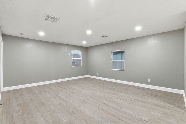 Building Photo - 506 Ogilvie St