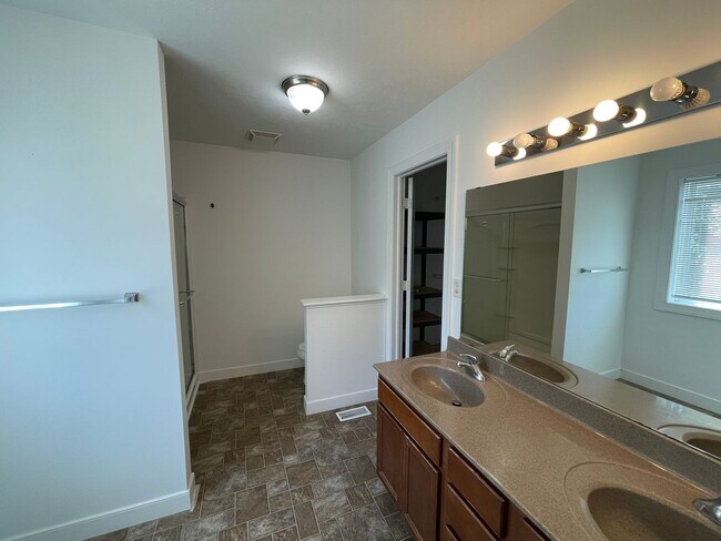 Building Photo - Four Bedroom Home in Kalamazoo