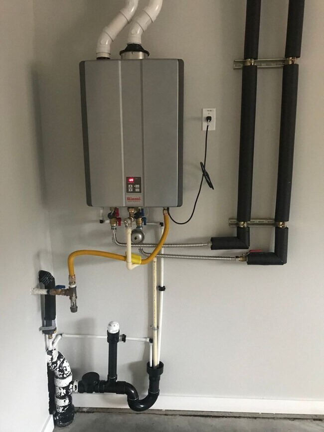 Building Photo - Pet Friendly Three Bedroom in Central Loca...