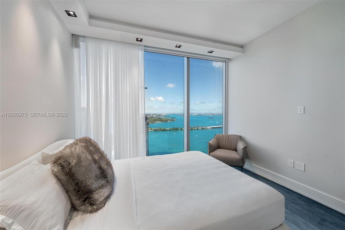 Building Photo - 700 NE 26th Terrace