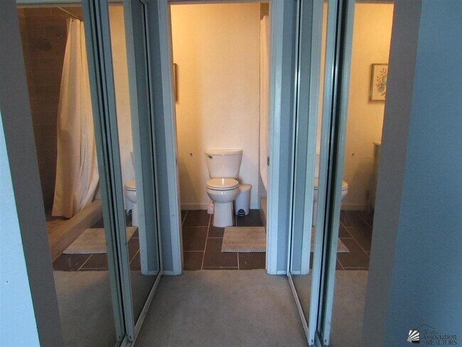 Building Photo - Central townhome with 2 bedrooms and 3 bat...