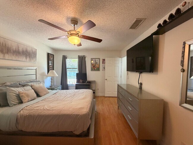 Building Photo - 1902 SW Aladdin St